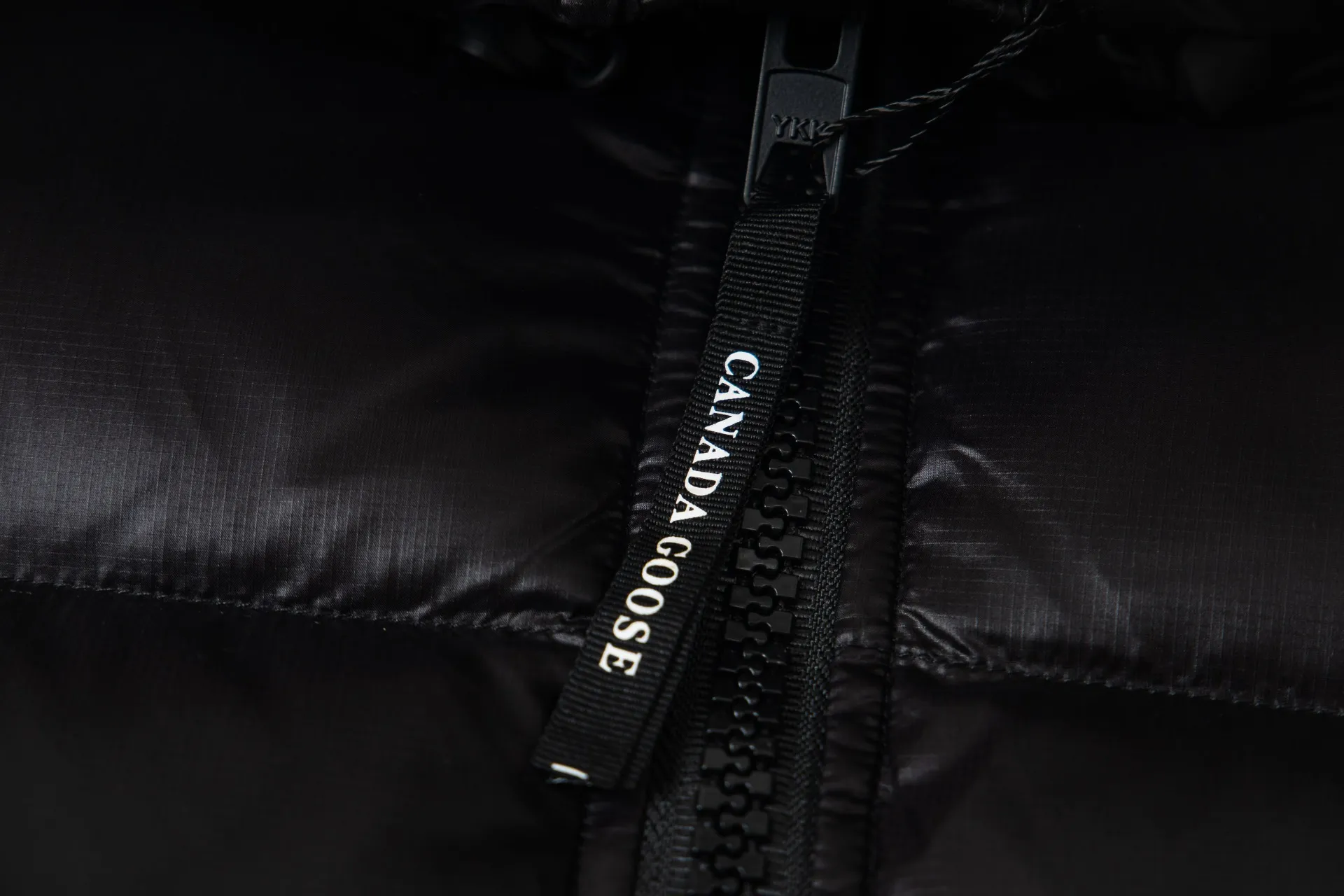 P790 model number: G122 Canada Goose's new Crofton series of lightweight couple's hooded down jacket 1️⃣The fabric is made of recycled Feather-Light tear-resistant fabric, which is ultra-light and has no sense of weight on the upper body. The unique black label highlights the temperament. The interior is filled with white duck down, making the upper body very light and comfortable! 2️⃣It is very youthful and energetic, and can be easily worn by both men and women. It is very in line with the fashion aesthetic concepts of today's young people! 3️⃣ Full set of customized accessories, complete with three standards, same style for men and women, a must-have for couples Color: Picture color Size: S, M, L, XL